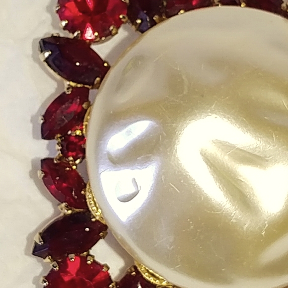 BAROQUE FAUX PEARL & RED RHINESTONE BROOCH - Picture 5 of 6